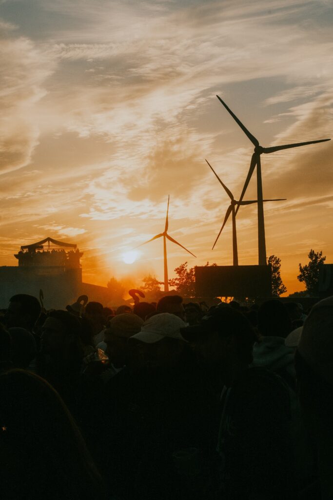 Couché de soleil sur la foule © Attitude Studio